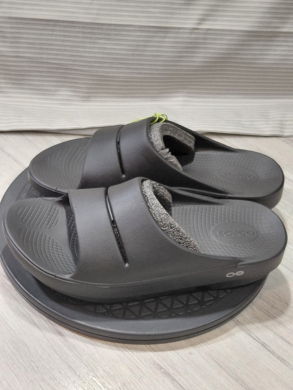 NWT OOFOS OOahh Womens Black Recovery Slide Sandals SIZE 10
